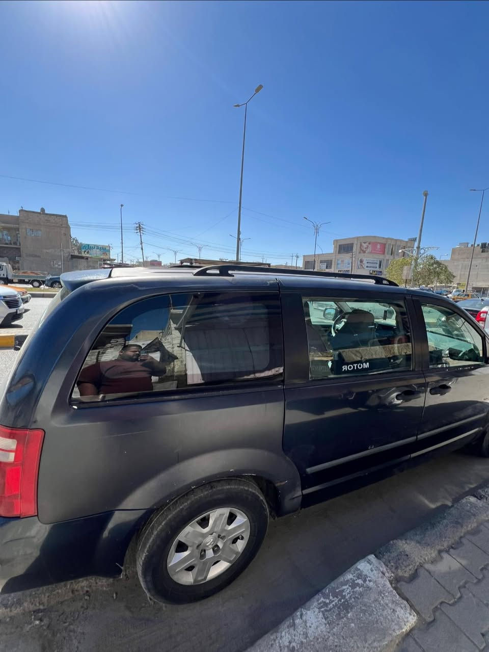 السلام عليكم 
للبيع دوج كرفان رقم بغداد بأسمي 
مكينة وكير خير من الله  المكينه3300  حدادية جديدة كلها الغرفة نظيفة ومرتبة حادثها بالعراق جاملغ خلفي عكس السايق فقط بها 3 قطع جاردة ما مصبوغة ولا غيرة باقي التفاصيل مثل مموضح بالصور السيارة عائلية 7 راكب 
السعر 85$ ورقة
باقي التفاصيل اتصل 
***********
