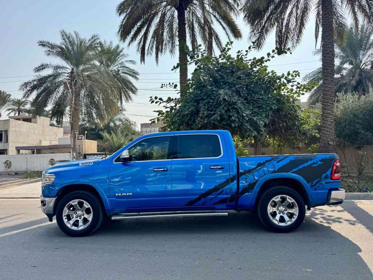 دوج رام لارامي 2021 فول مواصفات 
وارد امريكي حادث بنيد بدون ايرباك
V8 5.7

مواصفات 
فتحة سقف بانوراما 
شاشة جبيرة وكاميرا
داخل جلد وكنتار
مقاعد كهرباء وخزن ميموري
تدفئة وتبريد بالمقاعد
هاند بريك دكمة
مرايات شفط كهرباء
مودات قيادة متعددة
وبعد بيها مواصفات هواية
مكان السيارة بغداد السيدية
*********** بغداد, العراق
