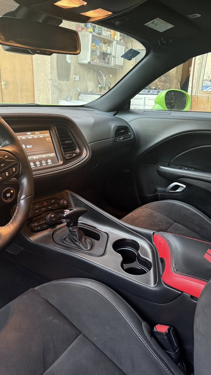 _ النوع:[Dodge challenger GT] 
_ الموديل: [2023]
_ المواصفات: [v6– شاشة – كاميرا خلفية - بصمة -صندوق كهرباء - ابل كار بلاي - …]
_ الكيلومتر: [25,000km]
_ الضرر : [بنيد + دعامية امامية + بارد بالقمارة مال نقل]
_ الموقع: بغداد – الجادرية 
_ للاستفسار: ***********
