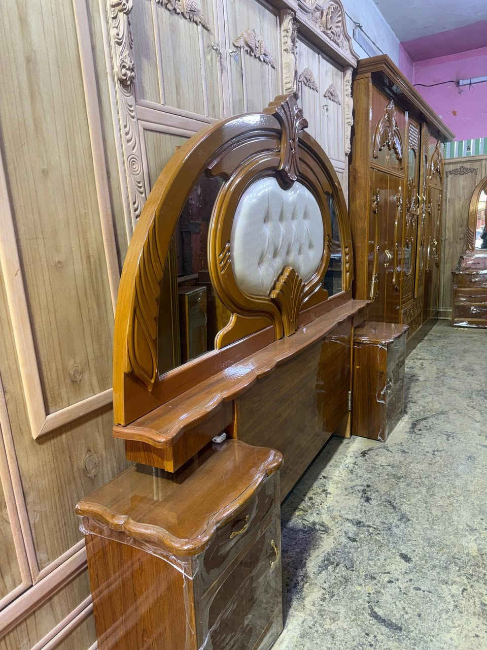 غرفة نوم للبيع مستعمل نظيف جدا شغل تسكام للاستفسار مراسلتنا على خاص او على رقم الهاتف *********** علي
