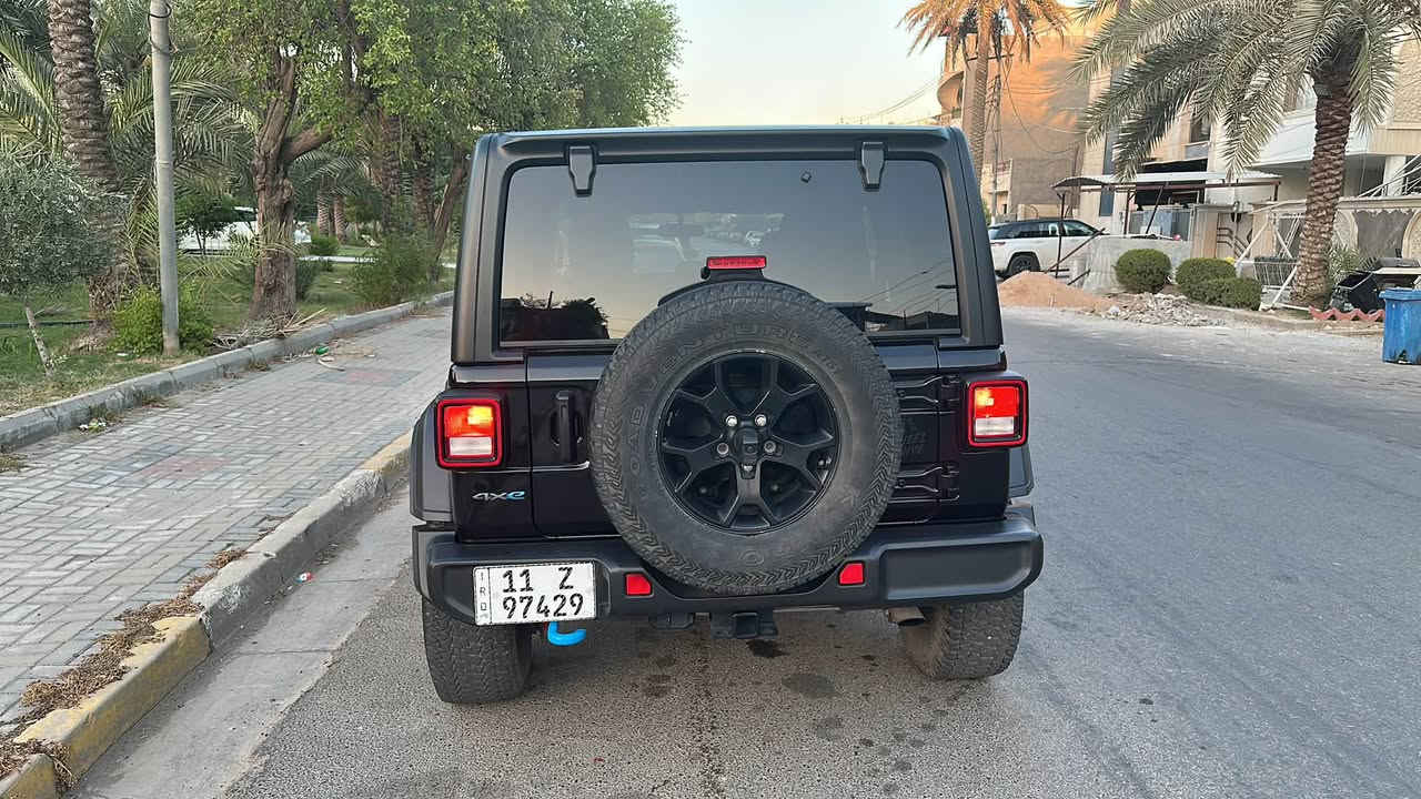 سلام عليكم من رخصة الادمن
جيب رانكلر  موديل 2023 ويلز بلكن 2000 تيربو  هايبرد وبنزين وكهرباء 3 انضمه ماشيه 60 ميل
رقم بغداد سنويه جديده هزه جديده 
سياره جديده كير مكينه تبريد مكفوله حادثها بسيط حلو بالتاير من جوه سياره مابيها اي نقص  ولا اي كلوب او جيك مشتغل بالدشبوول خير من الله السياره 
السعر 23500$ وبيها مجال للشراي 
مكاني بغداد - سيديه 
***********
