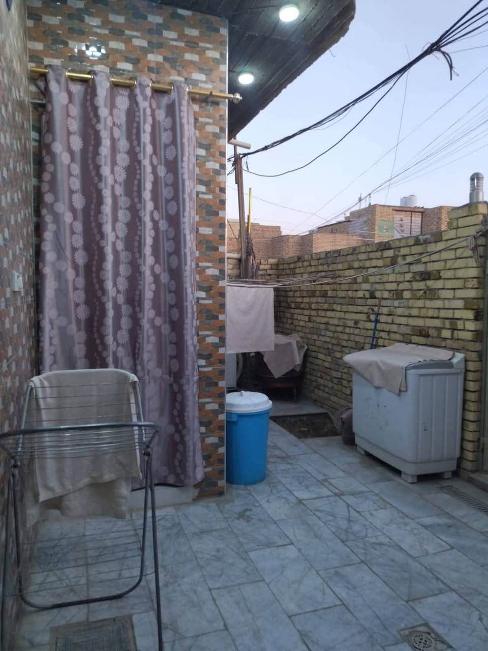 للبيع
بيت تحفه بناء ٢٠٢٢

المساحه ١٢٠م طابقين

بناء حديث كونكريت مسلح

يقع على ساحه

في حي شهداء

سعر ١٨٠ بيه مجال

يحتوي طابق الأول على غرفه وصاله ومطبخ وصحيات داخليه وخارجيه واستقبال

طابق ثاني ٣ غرف وصاله وصحيات
موبايل ***********
