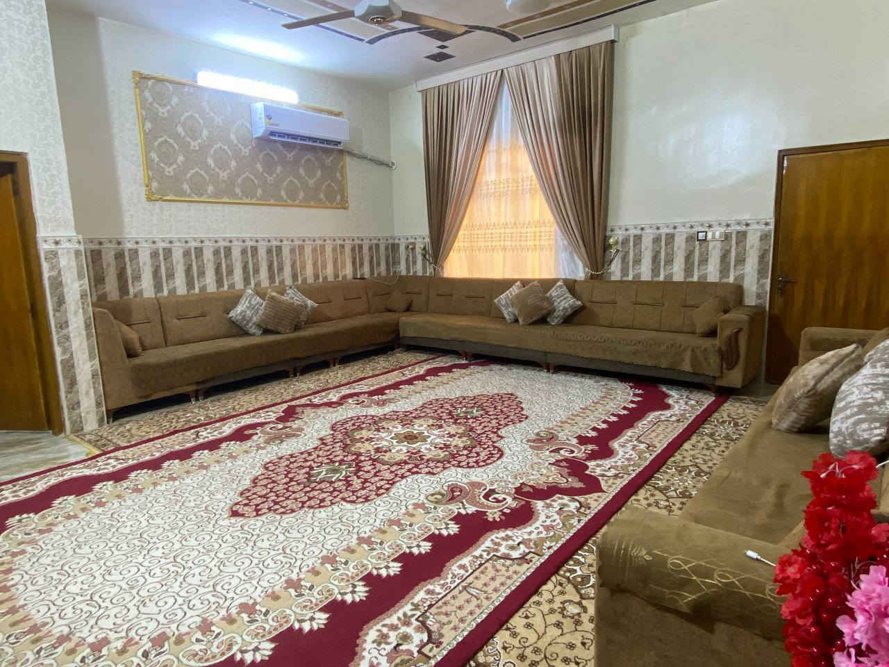 سلام عليكم #بيت_للييع طابقين الفلوجةـ نهر فليح
#مساحه_500 م 
#شارع ـ10 م
مكون من استقبال ـ صاله كبيره ـ اربع غرف نوم ـ صاله صغيره ـ حديقه كبيره ـ مسالك ـ حمامات داخليه وخارجيه

الاستفسار الاتصال 
      ***********
      *********** ✅  واتساب
