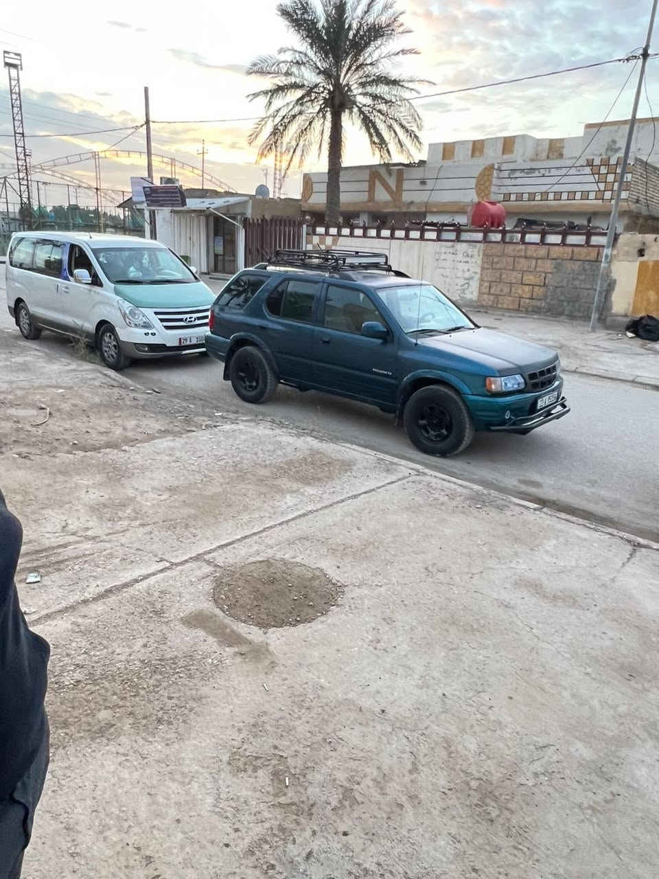 ازوزه موديل2001 رقم اربيل دولي لوحات وهزه جديده تحويل او وكاله يرهم السنويه لغاية 2030.

صدر امامي وخلفي جديد قبل شهر شاده المشط والباور معمره بالكامل وبعده بالضمان فقط دبل خلفي واحد طاك

_كير ومحرك VVT ديلكو شرط مكفولات. 

_قطعتين صبغ فقط بلاديه لا خياس ولا تعمير ولا طخه. 

_تبريد شغال ثلج شرط المنظومه جديده. 

_تخم تاير جبلي مع السبير ماركة كرستال الاصلي. 

_لايت زنون شمسي اشاير لد شمعة كشاف قماره. 

_شاشة اندرويد كار بلي فول مواصفات سستم صوت فول.

 _الدواخل ع وضع الشركه ما ملعوب بيهن ابد. 

_عليهة ادامه كامله منظومة البانزين كلهة جديده. 

_ترايك 180 وين ميعجبك وبشرط تيه الستيرن. 

السياره ما تصرف عليهة الف جاهزه للاخير ومال جناي 

العنوان واسط قضاء العزيزيه السعر ٦٥ ***********
