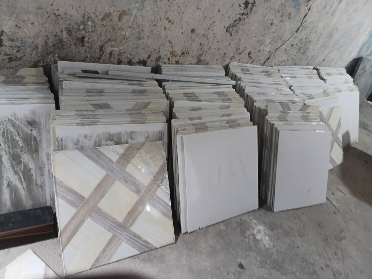 سلام عليكم عندي سقف ثانوي للبيع المتر مالته 1500مستخدم بس اخو جديد عندي كميه منه تصال ع رقم ***********
