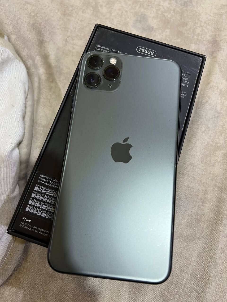 ايفون 11 برو ماكس مامفتوح شرق اوسط  شرطططط كفاله  ضد الماي تجي تغطه بل ماي وتاخذه.       
ذاكره 256 
ويا كفرين 
وكارتونته 
جهاز بطاريه 69 بلاديه
