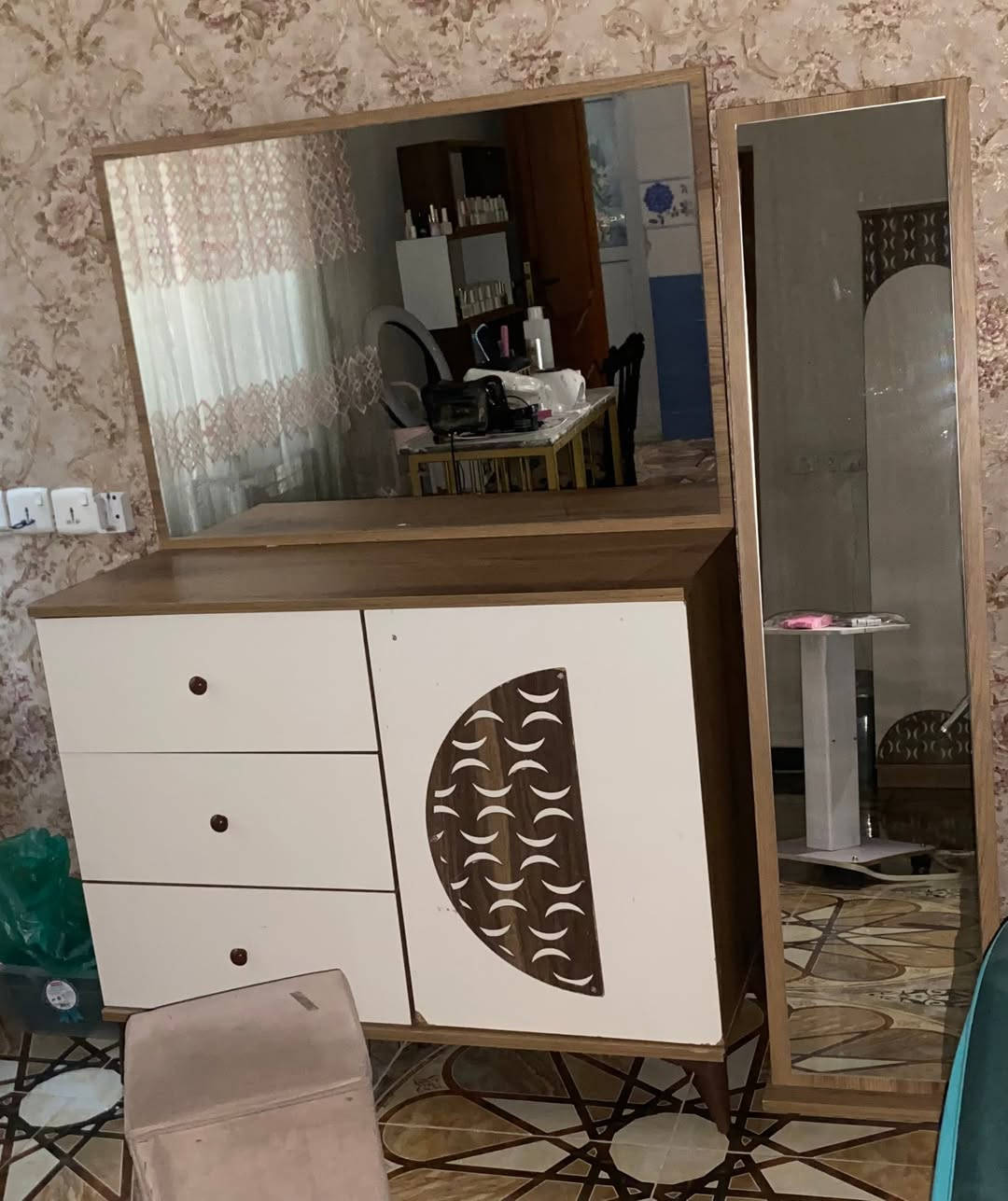 غرف نوم تركية 7 قطع سعرها 650الف 
ايي ضرر مابيهه ونظيفه  الاستفسار اتصال على الرقم ***********
