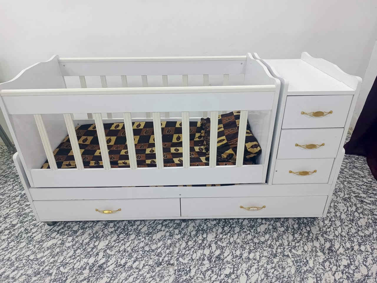 السلام عليكم.
للبيع غساله و چربايه اطفال مع دوشك سفنج .
***********
