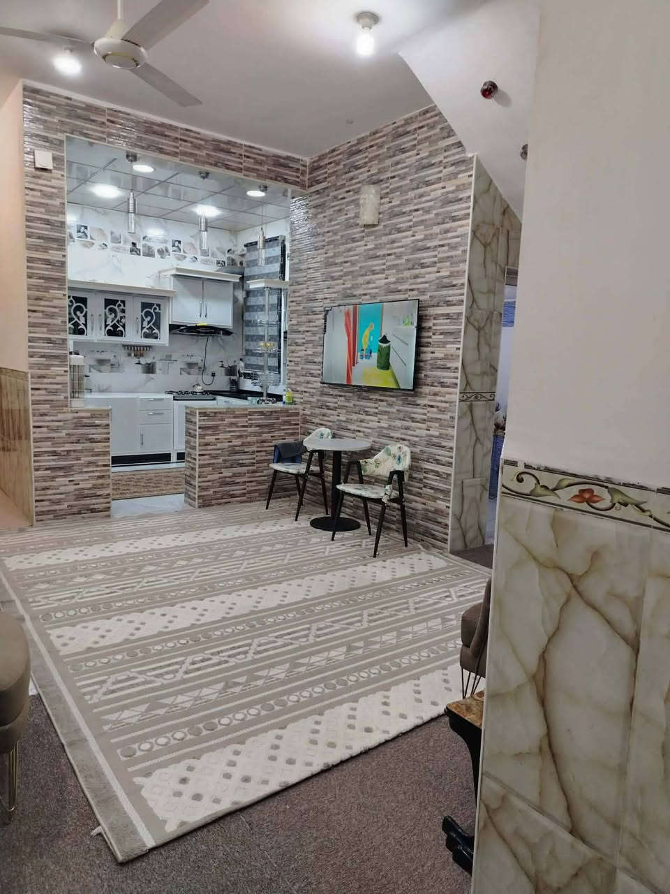 دار للبيع حي الحكم قرب صيدلية زمر مقابل اسواق الريان المساحه ١٣٠م يحتوي على غرفة نوم و استقبال وصاله ومطبخ وصحيات داخليه وخارجيه مطلوب ١٥ مليون للأسكان التسديد الشهري ١٥٣ تخصم من السعر الكلي للاستفسار الاتصال على صاحب الدار ***********
