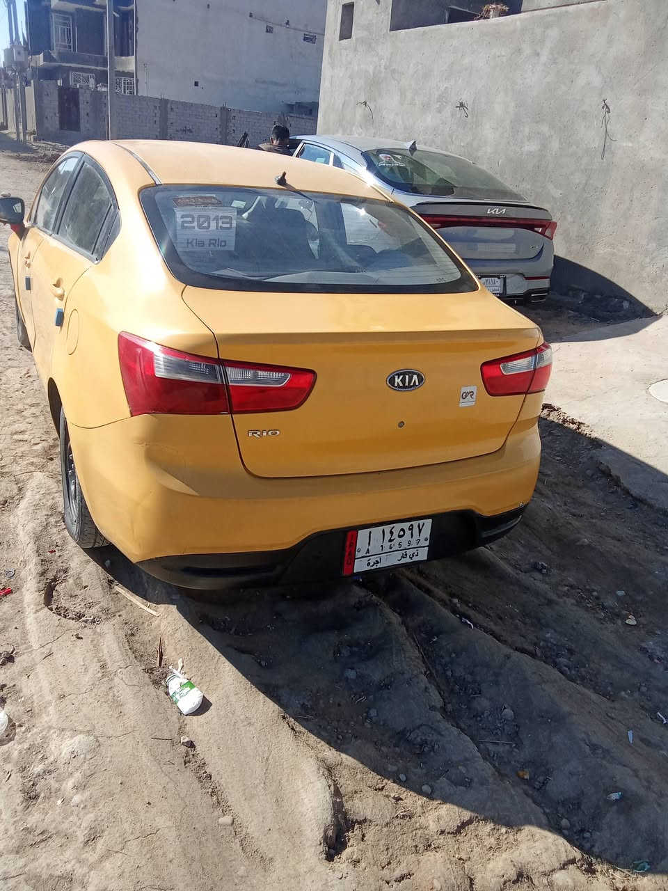 كيه ريو  مديل 2013مكينه وكير كفاله الحداده و تبريد وتدفئه جاهزه الون ازرق ومصبوغه تكسي خاليه من العيب الشرعي  العنوان ذي قار قضاء الجبايش  السعر 75وبيها مجال حك الجيه، السياره تحويل رقم ***********. ***********
