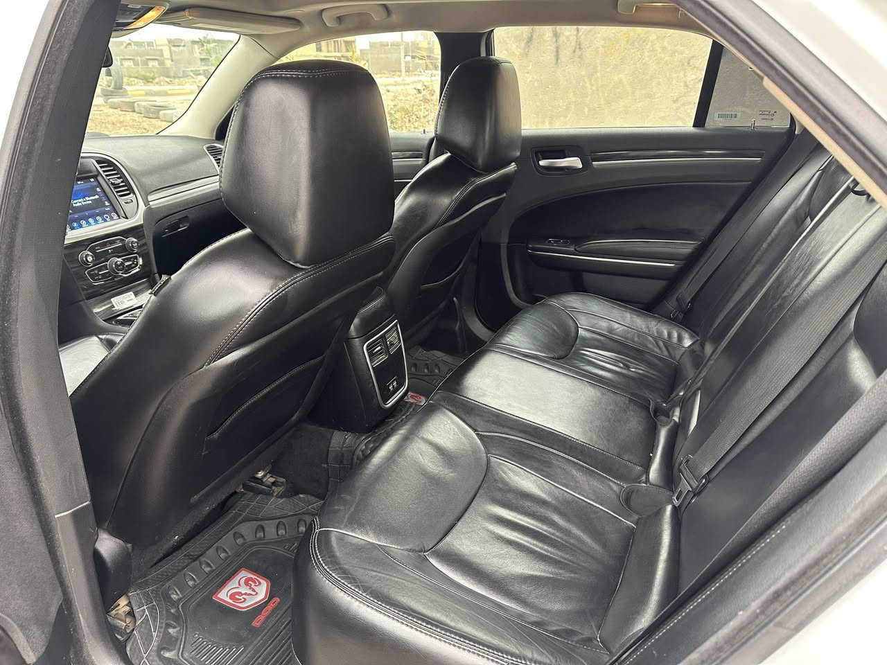 كرايسلر 2017 لمتد
-فتحه سقف 
-تحكم ستيرن
- داخل اسود 
- شاشة كاربلاي نفكيشن
- عداد 170 الف 
-لايت زرع عدسات زنون
- تشغيل عن بعد 
- ويل مكسيكي 
- كشنات كهرباء 
- سستم صوت الباين  
- رقم اربيل بسمي سياره هزه جديده
السيارة كفاله عامه من صبغ تبديل بارد حتى الدعاميات كفاله مكان السياره ديوانيه دغاره ***********
