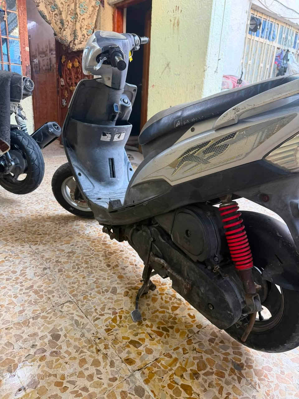 سلام عليكم دراجة ماكس عدلة بلادية ما مفتوحة كفرات رقم واحد سلف وبندر شغال كهربائيات شغالة عنوان وبغداد مدينة الصدر شراي يراسلني على هذا الرقم ***********￼
