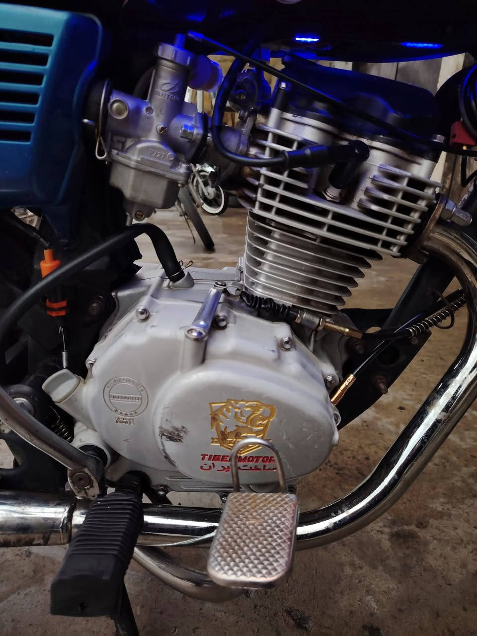 تايكر ١٨ محرك معمر بستن شرط المحرك أخرس شلعه ومعدل كهربائيات كله شغاله مابيه اي نقص الماطور كله شرط العنوان حي البكر بعد جامع البديع رقم تلفون *********** بيه واتساب اخوان خاص مارد واتساب أو اتصال عله الخط السعر ٤٠٠الف وبيه مجال
