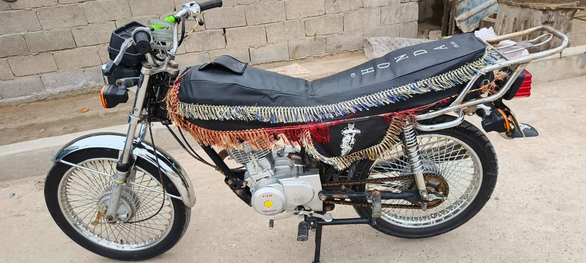 سلام عليكم  
دراجه ايراني 4كير للبيع موديل 2021 دراجه خير من الله عقل رياضي طلكلجات جدد بنزات خلفي جدد كهربائيات كلهه شغاله شلعه خير من الله الدراجه هندر واح تشتغل
السعر 525الف بيه مجال المكان الشعب حي البساتين للستفسار ***********
