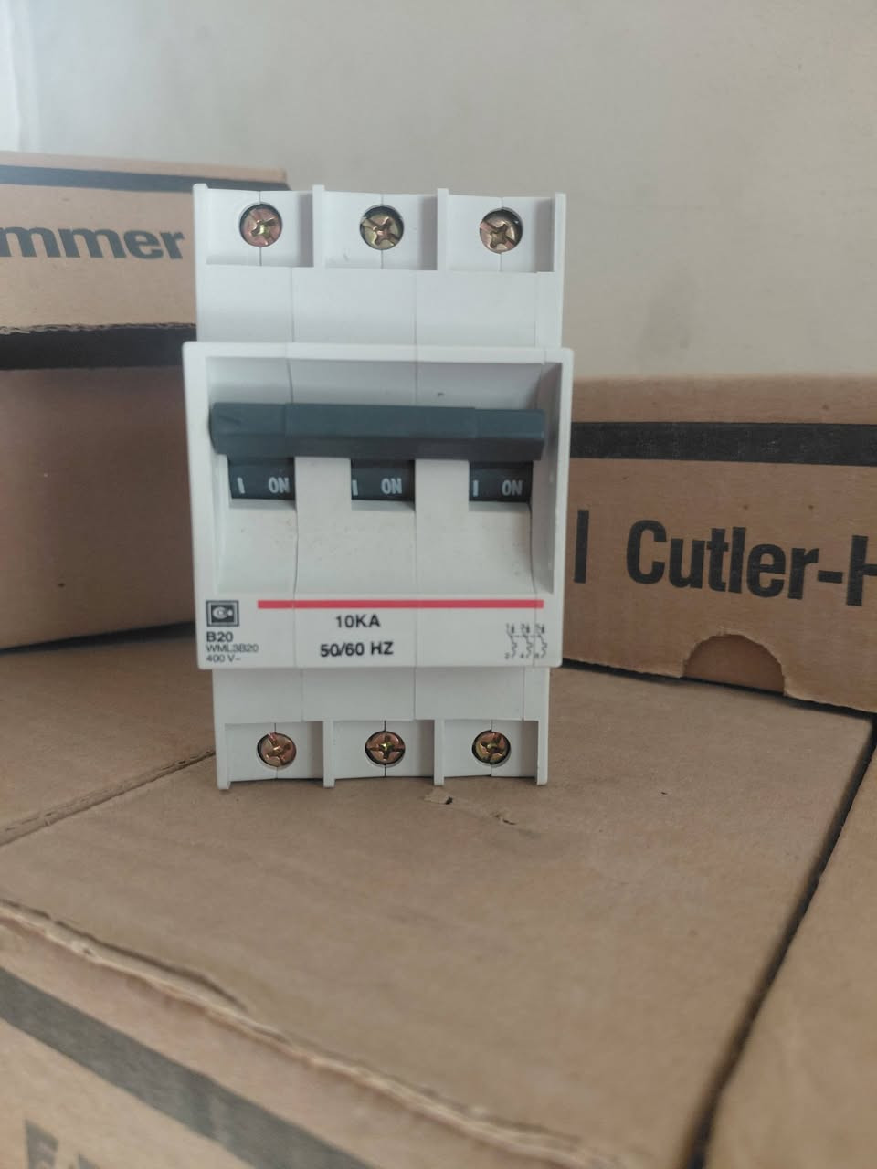 بيع قواطع كهربائية أصلية Eaton Cutler-Hammer ⚡
متوفر لدينا كميات من القواطع الكهربائية عالية الجودة من ماركة Eaton Cutler-Hammer العالمية، مناسبة لكافة التأسيسات الكهربائية والمشاريع.

​📋 مواصفات المنتجات:

​الماركة: Eaton Cutler-Hammer.

​الأنواع المتوفرة:

​قواطع B20 

​قواطع C32

​قواطع B10

​القدرة: 10KA.

​الجهد: 400V~ / 50/60HZ.

​الحالة: جديدة تماماً داخل كراتين التغليف الأصلية.

​✅ مميزات التعامل معنا:

​منتجات أصلية ومعتمدة.

​إمكانية توفير الكميات المطلوبة للمشاريع والتشطيبات.

​أسعار تنافسية وخاصة للكميات الكبيرة.

​📞 للتواصل والاستفسار:

​للطلبات أو الاستفسار عن الأسعار، يرجى التواصل معنا عبر:

01116724491


**إذا كنت صاحب هذا الإعلان وتريد حذفه لأي سبب، رجاءا أرسل رسالة إلى الدعم الفني**