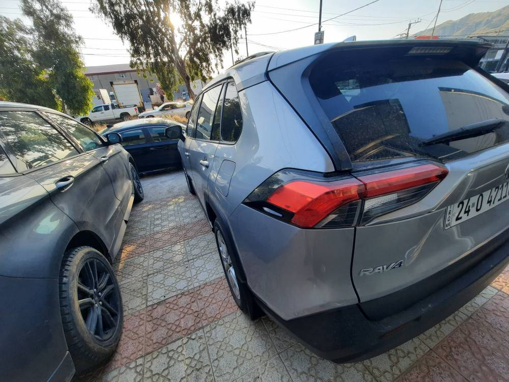 تويوتا رافور 
موديل ٢٠٢٢
موصفات XLEفول فول 
بصمه 
شغال 
سلايئت 
شاشه+كاميره 
كوشن جلد+كوشن هيتر+كوشن خزن+و كهرباهي سترين هيتر 
سندوق شفط 
دبل اكسن 4+4
سياره ماشي ٧٠٦٣مايل 
صبغ راسل جملغت+راسل بونيد بدون ئرباك
ئرباكات كولها سليمه 
السعر ٢٤٥$
*********** دهوك, العراق

