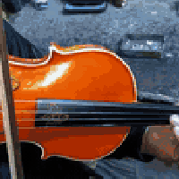 كمان ماركة سعرة 125 الف اسم الماركة محفور بالظهر كله من الخشب مو تجاري...