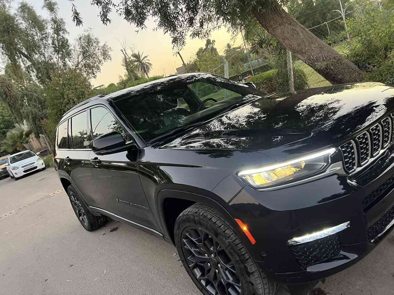 اعلى مواصفات واعلى فئة بل جيب كراند شيروكي سومت 1/1
موديل 2024

المحرك : V6. 3.6L .

العداد 5000 mi 

مقاعد 7 راكب 

رقم : بدون رقم

لون : اسود

فول موصفات اعلى شيء 1/1 

دفع رباعي 4x4

  نظام تعليق هوائي (جكات).

  قيادة ذاتية عند المنعطفات.

  رادار امامي مع مانع تصادم .

  .

  تحذير الخروج عن المسار .

  مستشعر نوم السائق مع نظام التوقف الآلي

  تحذير النقطة عمياء ٥ .

  نظام تحذير عند التقاطعات.

  نظام تحذير عند تجاوز السرعة المحددة.

  

‏

  نظام تقليل الضجيح داخل المقصورة.

  إنارة محيطية.

  شاحن موبايل وايرلس.

  تعديل وضعيات مقود السائق كهربائيا.

  مرايا تعتيم ذاتي.

  المرايا الجانبية قابلة للطي كهربائيا

مرايا الجانبية فاد

ظام الصوت من ماكنتوش مع 19 سماعة.

ويل قياس 21 انج .

* سقف بانوراما .

  شاشه كبيرة 10.1 انج .

  شاشة للراكب الأمامي .

  نظام الخرائط (GPS) .

  عرض خرائط الطريق على لوحة القيادة.

  لوحة القيادة بقياس 12 أنج.

  4 كاميرات خارجية مع بخاخات ماء للتنظيف.

 

  

  المصابيح الأمامية زنون .

  كشافات الضباب زنون .

  دخول ذكي.

  بصمة على 5 ابواب للدخول الذكي.

  تشغيل عن بعد .

  الصندوق الخلفيي كهربائي .

  فتح الصندوق الخلفي مع حركة القدم.

أقل

 

  اضافات من الخشب الطبيعي للمقصورة الداخلية.

  ذاكرة لحفظ وضعيات الجلوس للمقاعد الأمامية

  مساج للمقاعد الامامية .

  المقاعد الأمامية كهربائية .

  المقاعد الأمامية تبريد وتدفئة .

  المقاعد الخلفية تدفئة وتبريد .

  ستائر للشبابيك الخلفية.

  انارة داخلية LED متعددة الالوان .

  حساسات امامية وخلفية .

  7 راكب.

  مكيف خلفي مع وحدة تحكم منفصلة .

  تدفئة مقود القيادة.

  مانع تصادم خلفي .

  بلوتوث تلفون .

  محدد سرعة .

  نظام التشغيل والاطفاء الاوتوماتيكي 

  مكيف خلفي مع وحدة تحكم منفصلة .

  تدفئة مقود القيادة.

  مانع تصادم خلفي .

  بلوتوث تلفون .

  محدد سرعة .

  نظام التشغيل والاطفاء الاوتوماتيكي .

  نظام بريك اوتماتيكي

وبعد هواي مواصفات ما مذكورة . 

حادثها  بنيد وجاملغ امامبي نفس لون ابلادي  بدون دواخل  وصبغ جاملغ خلفي صبغ

رقم صاحب السيارة 

***********

السعر 28000$بدون لوحات
