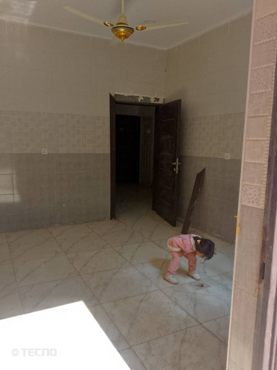 السلام عليكم دار في مجمع الكرار السكني في النجف غير مسكون نهائياً وجاهز للسكن ماعايز اي شي في المرحلة الأولى مساحة 160 متر بلوك 17 شارع 15 بصف الركن قريب على بوابة المجمع بيع نقداً مسدد كل المبلغ السعر 135 مليون وبي مجال بالسعر للإستفسار الإتصال على الرقم ***********
