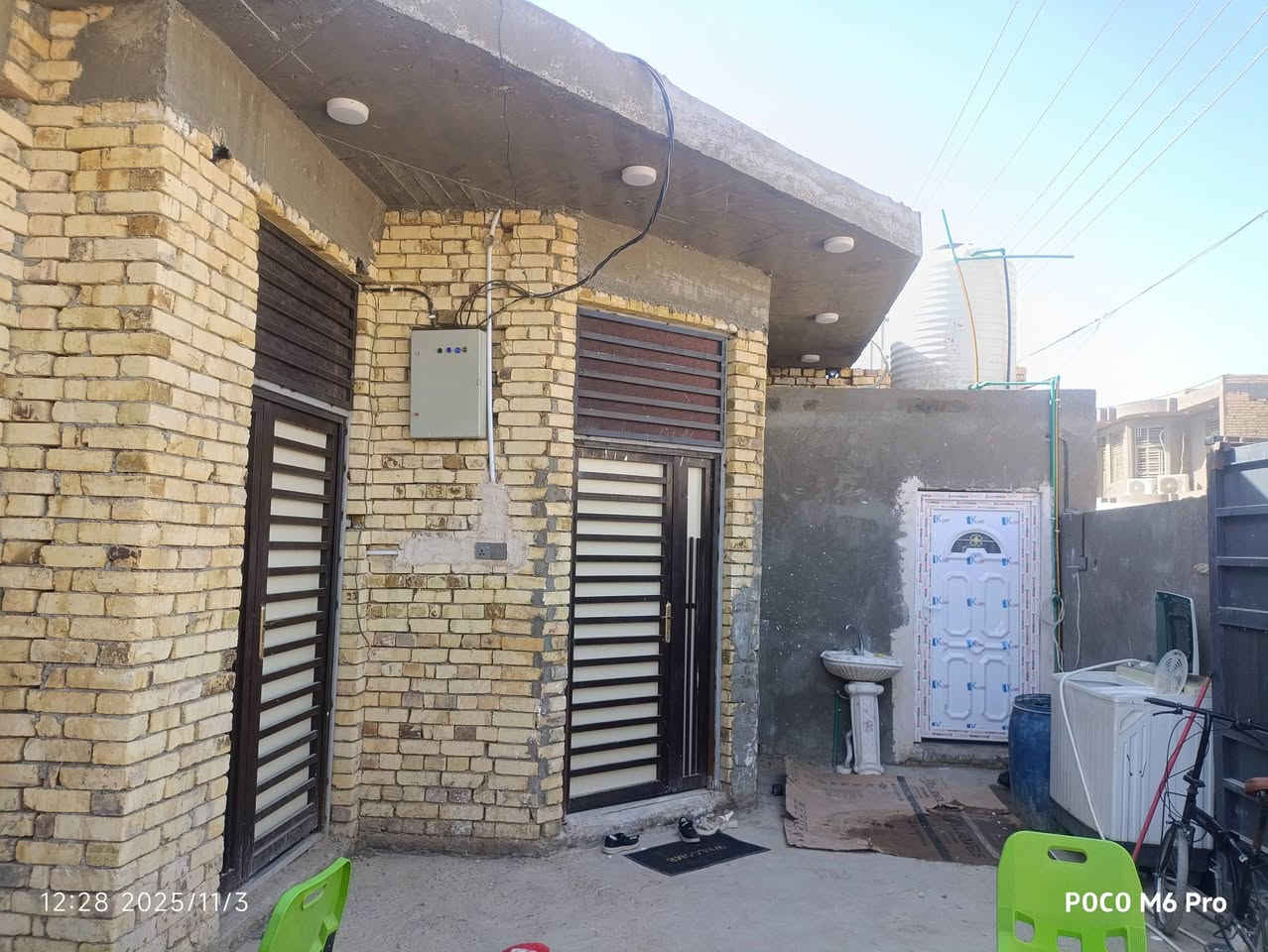 سلام عليكم بيت زراعي للبيع 200/م قرب جسر الجامعه جديد و6بيت عن الحولي غرفتين وصاله ومطبخ وديوانيه وصحيات داخليه وخارجيه گراج وحديقه بي نقص صاله وغرفتين بس الماء وكهرباء ومجاري كامل شراي يتصل//***********
