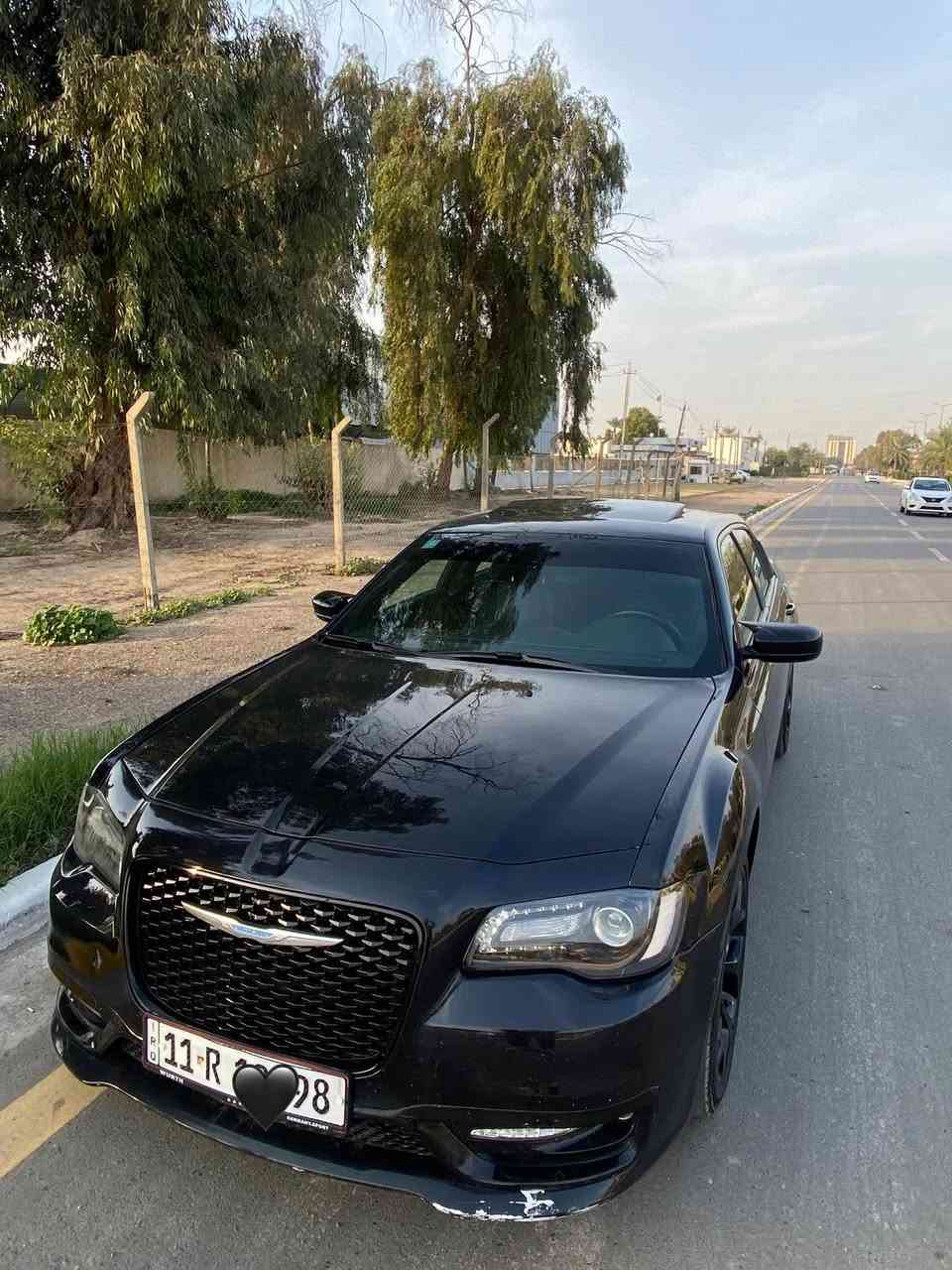 السلام عليكم
كرايسلر c300 s
2015 فول المواصفات v6
سيارة رقم بغداد الدولي بـ اسمي 
ماشية 122 الف مايل
حادث سيارة تبديل بابين 
شواصي لغود دواخل مكفولة

بصمه 
بانوراما
حساسات/ تحكمات
كشنات تدفئه /اكواب تدفئه /تبريد
باقي مواصفات الـ s معروفة
سيارة نظيفة كلش ومابيها اي نقص وجاهزه
 رايدها 198 وبيها مجال بسيط
مكينة كير تبريد نظاف جدد
***********
مكاني بغداد / نفق الشرطة
