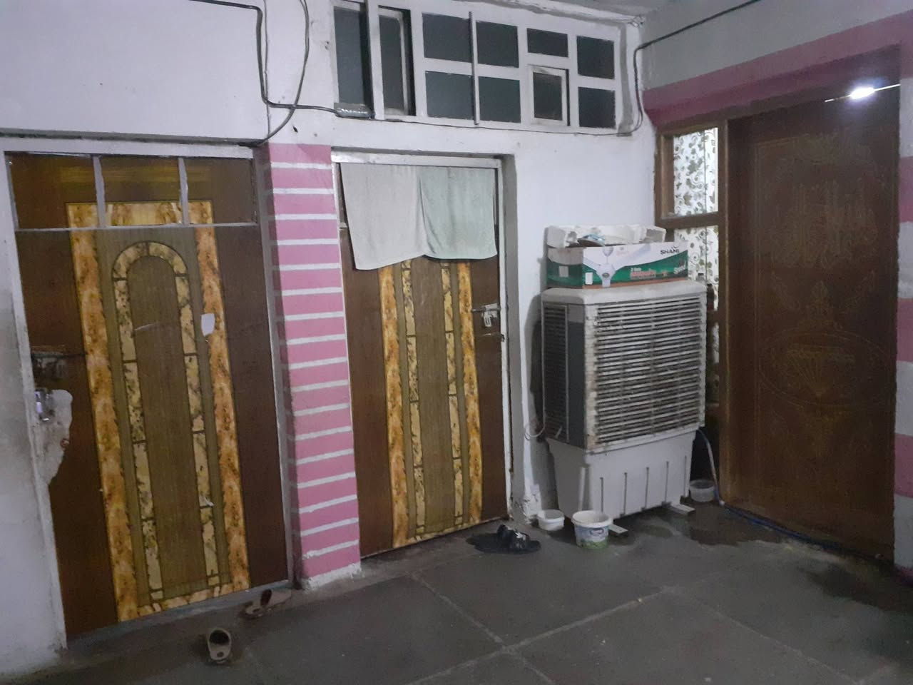 بيت طابقين للبيع مساحة 150 متر 
(خلفي) في الاورفلي اخر فرع قرب المتنزه 

الطابق الأرضي صب مسلح والثاني عكادة

الارضي يتكون من استقبال كبيرة و 2 غرف نوم (4×6) 

 ومطبخ وصحيات

الطابق الثاني يتكون من مطبخ و 2 غرف (4×6) و 2 حمامات مشتركة 

السعر 120 مليون رقم هاتف ***********
