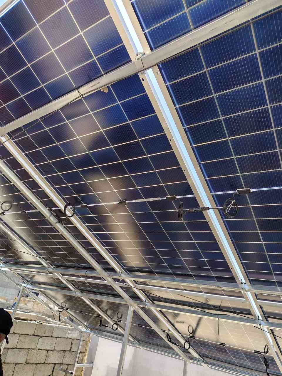 🔥 مشروع مميز من الأرض الصلبة للطاقة الشمسية 🔥

✅ إنفيرتر AlpSolar نظام 48 فولت IP 66

تقنية MPPT مدمجة لرفع كفاءة الشحن

أداء مستقر وتشغيل موثوق للأجهزة المنزلية
حماية ذكية للمنظومة

✅ بطارية ليثيوم SAKO 🔋 سعة 15 كيلوواط 🔋 300 أمبير - 51.2 فولت 🔋 مزودة بشاشة ذكية و WiFi 🔋 عمر تشغيلي طويل وعدد دورات مرتفع 🔋 نظام BMS لحماية البطارية وإدارة الشحن والتفريغ

✅   جينكو620W ألواح شمسية عالية الكفاءة ☀️ مقاومة للحرارة والغبار ☀️ إنتاج ممتاز خلال ساعات النهار ☀️ مصممة للعمل في الظروف المناخية العراقية

✅ تنفيذ احترافي ✔️ هيكل حديد مغلون مقاوم للصدأ ✔️ تمديدات منظمة وآمنة ✔️ كيبلات أصلية مقاومة للحرارة والعوامل الجوية ✔️ تركيب وفق المعايير الفنية

🎯 المنظومة مناسبة لتشغيل: 💡 الإنارة ❄️ المكيفات الانفرتر 🧊 الثلاجات والفريزرات 📺 الشاشات والأجهزة المنزلية 🚿 مضخات الماء والأحمال اليومية

🚚 النقل والتنصيب مجاناً

🛡️ كفالة وضمان على الأجهزة

💥 عروض خاصة وأسعار منافسة لفترة محدودة

📞 للاستفسار والحجز: ***********

📍 الأرض الصلبة للطاقة الشمسية

استثمر اليوم بالطاقة الشمسية... وتمتع بكهرباء مستقرة وتوفير حقيقي لسنوات طويلة. 🌞⚡

#الطاقة_الشمسية #منظومات_شمسية #العراق #بعقوبة #بطاريات_ليثيوم #SAKO #SolarEnergy #بديل_الكهرباء #كهرباء_24_ساعة #الأرض_الصلبة_للطاقة_الشمسية
