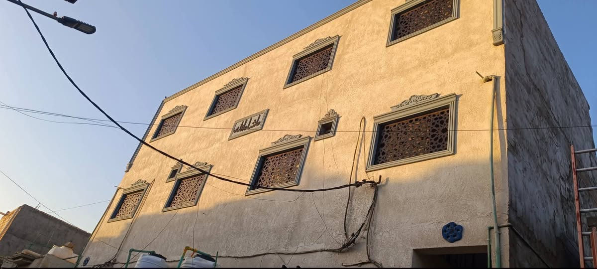 للبيع عماره تحتوي على ٦ شقق مؤجره مكانها البصره العاليه مركز المدينه . . وارد الإيجار بالشهر ٢ مليون  . . يعني مشروع استثمار مربح وجيد وبالعافيه عالياخذهه . .  العماره طابو صرف . . بناء سنة (2023) تحويل ثاني يوم بإسم المشتري . . 
للإتصال : *********** واتساب .
