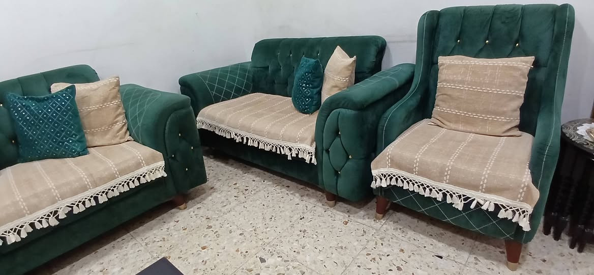 تخم قنفات ١٠ مقاعد
سعره ٦٠٠ الف والسعر قابل للتفاوض 
للإستفسار التواصل على الواتساب 
***********
