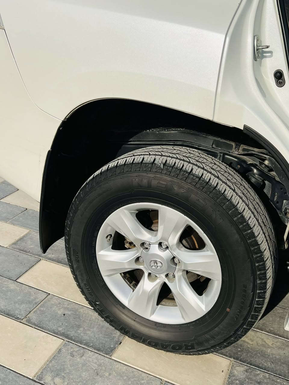 السلام عليكم للبيع برادو موديل 2012 TX.Lكويتيه ماشيه 173 الف سياره رقم بغداد انكليزي  مكفولة من الصبغ ولتبديل بيه بارد قليل 
المواصفات :
 محرك 6 سلندر ومكفولة 
سياره فتحه 
سياره دبل تانكي 
تبريد 3 قطع 
كامره خلفيه  
ثلاجه سبعه راكب 
مري شفط 
فور ويل 
اشاير بل مري 
تخم تاير جديد 
صدر جديد 
منظومة زنون اصلية 
غرفة جديدة 

______________________
***********
السعر 260 وبيه مجال بسيط
