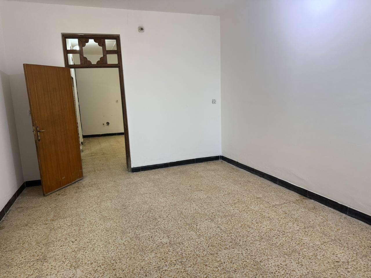سلام عليكم بيت مساحتة ١٠٠ متر  واجه البيت (5) ب(النزال20 )طابقين مكانه حله ابي غرق خلف الملعب على سريع حله كربلاء اول فرع جامع عمار ابن  ياسر  ثاني بيت عن الركن الشارع مبلط كامل خدمات وماء ومجاري كامله البيت بيه بابين كل باب على فرع الفرعين تبليط يعني باب امامي وباب خلفي طابق الاول استقبال وكلدور ومطبخ وحمام وغرفة نوم ومنور عدد ٢والطابق ثاني غرفتين نوم وصحيات  للاستفسار الاتصال برقم  ***********//الثاني ***********
