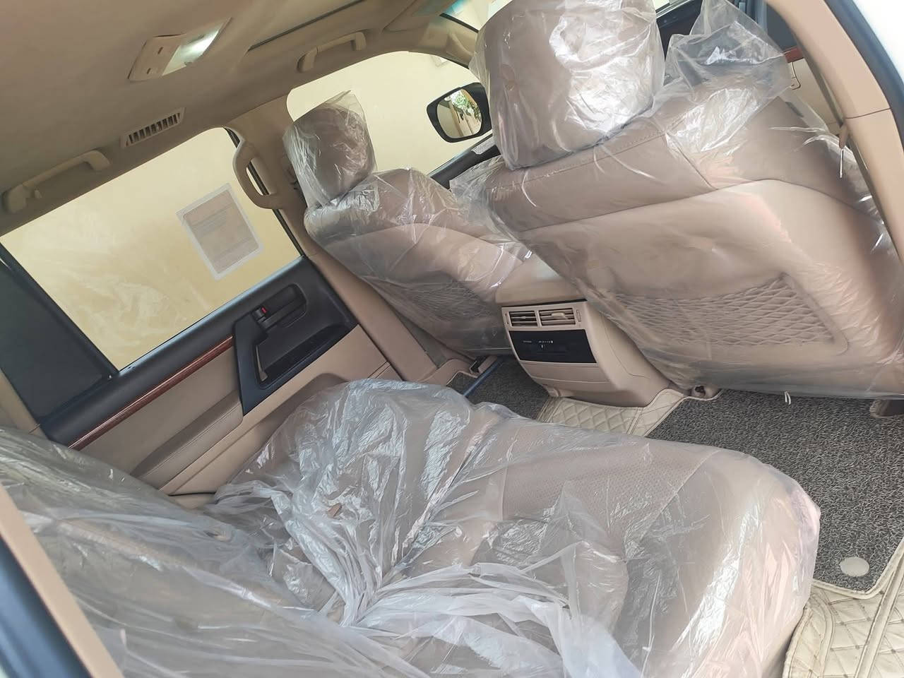 سلام عليكم عندي لاندكروز موديل 15 لون ابيض فول مواصفات رقم بغداد الجديد السيارة فطيم  صبغ يم التنته فقط رش اثر عارضه واكعه عليه وشخطت ونصبغت ولباقي كفاله عامه تخم تايرات جديدة حداديه جديده كير خير من الله داخل لونين 6سلندر لايت زنون تبريد ثلج تحكمات استيرين حساسات خلفيه اماميه السيارة جديدة من كل النواحي السيارة بيه هواي مواصفات ماذاكرهن رايده 350 بيه مجال إذا اكو مراوس لاندكروز أقل مكاني بابل المحاويل رقم الهاتف /***********
