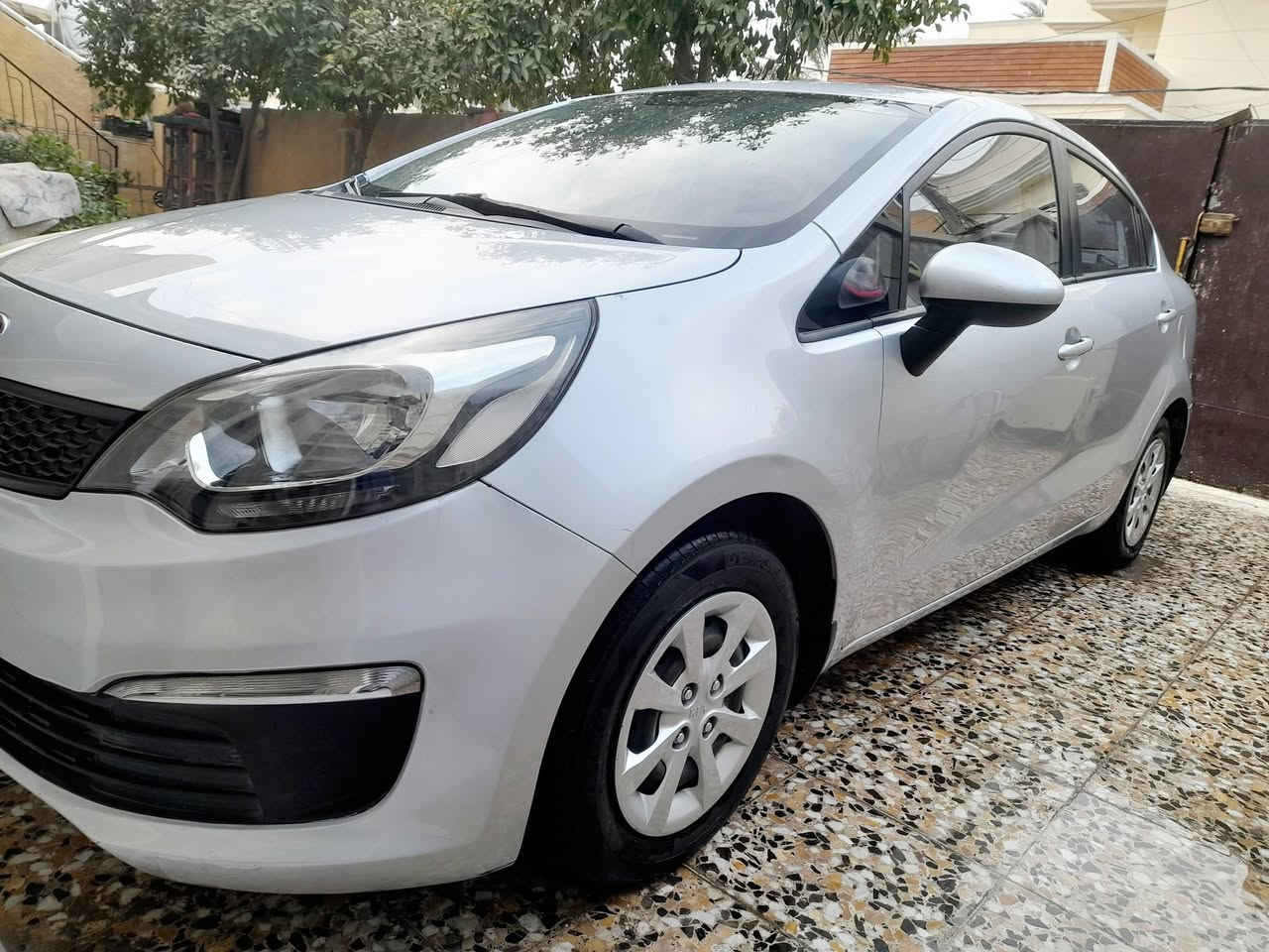 السلام عليكم اخوان كيا ريو ٢٠١٧ استلام شركة سلفر ماشية ٤٦  .. رقم بغداد الجديد محرك ١٦٠٠ قطرتين .. كيرAT .. تبريد ثلج بدون ذرة دوانز .. الداخل لونين ( كير محرك صدر  كشر كله مكفول عدا الجاملغ الخلفي رش بسيط جدآ يم داير التاير)
مواصفات اعتيادية تحكم جهتين ..حساسات .. نظام ايكو .. مثبت سرعة .. نظام ABS .. حاكية ولاقط وبلوتوث USB 
قفلها من الاخير بدون عملة ١١٥ ورقة 
مكان السيارة .. المحمودية حي الموظفين  
للاستفسار  الاتصال على الرقم   ***********
