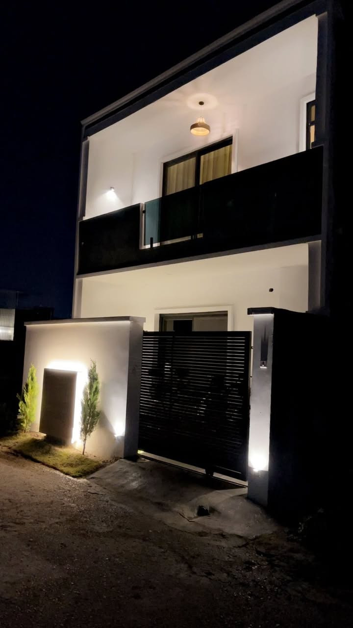 بيت للبيع مساحه 100م واجه 6وربع ونزال 16 طابو زراعي سند 25 في مجمع بهاء المدن طابقين يحتوي ع غرفتين نوم وصاله واستقبال ومطبخ وصحيات بناء درجه اولئ فول الفول السعر 145 مليون وبي مجال في الدورة منطقه البوعيثه للاستفسار الاتصال على الرقم *********** متوفر واتساب
