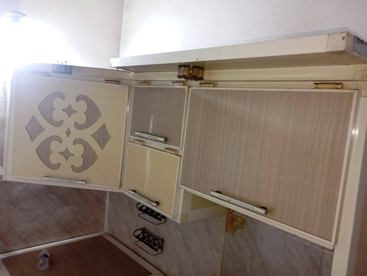 غرفة و كاونتر للبيع اسعار مناسبة الغرفة ب 300 وبيهه مجال والكاونتر 225 وبي مجال 
***********
