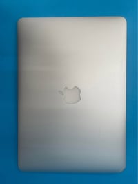 ماك بوك اير 13 • i5 8GB 128GB • خدش شاشة