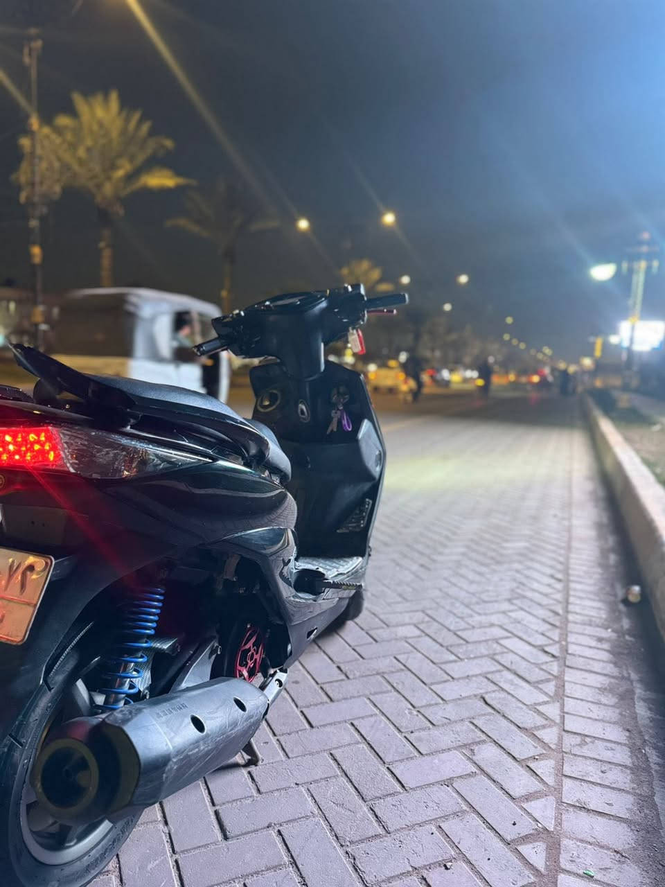 السلام عليكم  سكنس لد ياباني قبق نفخ استان كهربائي مرقم التحويل ثاني يوم الدراجه حلوه ونضيفه ملاحضه الدراجه بيهه كفرات كامل تايوان اصلي مو التقليد الطبكه موس مثل مموضح والدرجه بيهه كلج خلفي رياضي WF اصلي وكاله بس الدراجه ما ادري ليش بيهه شويه يطلع دخان من الصالنصه بس الصبح ومن اطلع بيهه كبل يروح وما يطلع بعد ابدد واني امانت الله اديرلهه كله دهن موتل الاصلي وبانزين محسن 
الدراجه قفلهه (17$) قفل قفل قفل ولحد يخابرني يكلي بيهه مجال 
ممتواجد بس عل رقم 
مكاني بغداد 
***********
