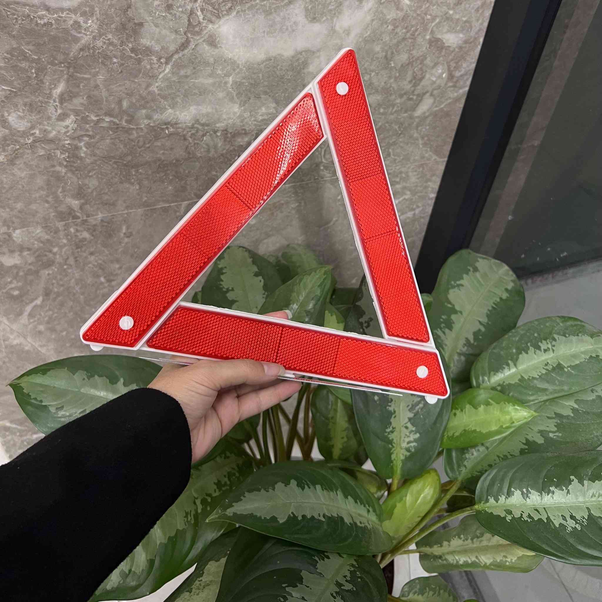 عدة طوارئ سيارة أساسية مع حقيبة إسعافات ومطفأة حريق 1 كغم
الحجز والاستفسار واتساب 😍😍😍
*********** اطلب الان السعر صده 😘

• مجموعة طوارئ مخصّصة للسيارة تحتوي على أدوات إسعاف أولي ومستلزمات سلامة أساسية في حقيبة واحدة.

• محتويات إسعافية أساسية تشمل لواصق جروح، شاش طبي، لفافات، مناديل كحول، مقص وملقط.

• مطفأة حريق بودرة ABC بوزن 1 كغم مناسبة لحرائق الفئات A وB وC.

• شريط سحب (حبل سحب) باللون الأصفر مع خطافات معدنية في الطرفين طول 2متر.

• مثلث تحذير للسيارة باللون الأحمر للتنبيه أثناء التوقف أو الطوارئ.

• مطفأة الحريق:
 • النوع: ABC Powder
 • الوزن: 1 KG
• شريط السحب:مزوّد بخطافات معدنية
• مثلث تحذير: بلاستيك – لون أحمر

محتويات العلبة:
• حقيبة إسعافات أولية ومحتوياتها
• لواصق جروح (Plastic Bandages)
• شاش طبي (Gauze Swab)
• لفافات شاش (Bandage Rolls)
• شريط لاصق طبي
• مناديل كحول (Alcohol Pads)
• مقص
• ملقط
• مطفأة حريق ABC وزن 1 كغم
• مثلث تحذير للسيارة
• شريط سحب للسيارة بخطافات معدنية
