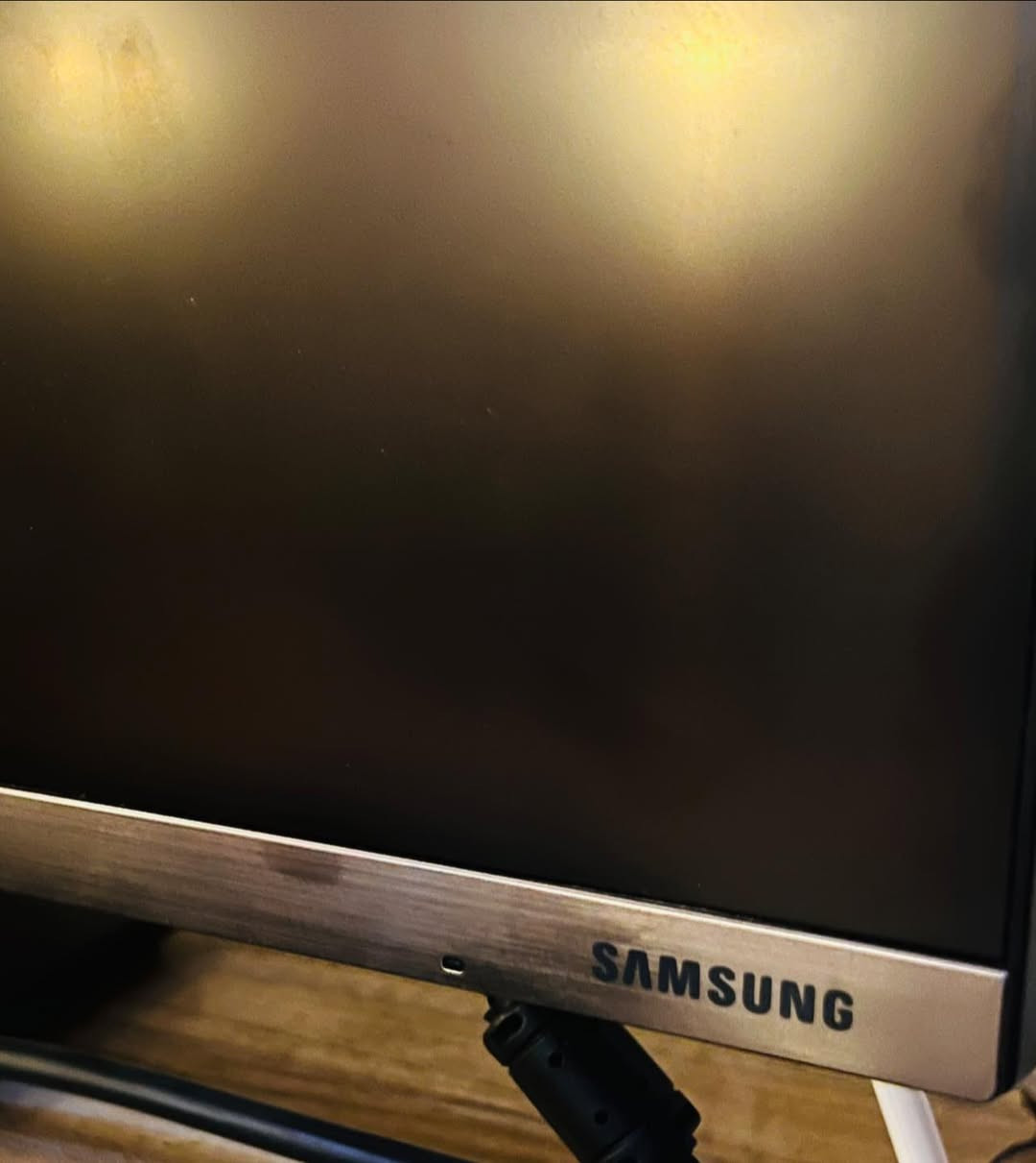 السلام عليكم
1- شاشة (مونتر) للبيع
الدقة :4k
الهرتزية :75HZ
الحجم : 32
2- كيبورد ميكانيكي ( سويتش ) 
3- ايضاً UPS 
 2000 مكسما
القدرة الفعلية: 400W (واط).
• الجهد الكهربائي: يعمل بنظام 220-240 فولت.
كلهم بسعر 325 وبي مجال …


**إذا كنت صاحب هذا الإعلان وتريد حذفه لأي سبب، رجاءا أرسل رسالة إلى الدعم الفني**