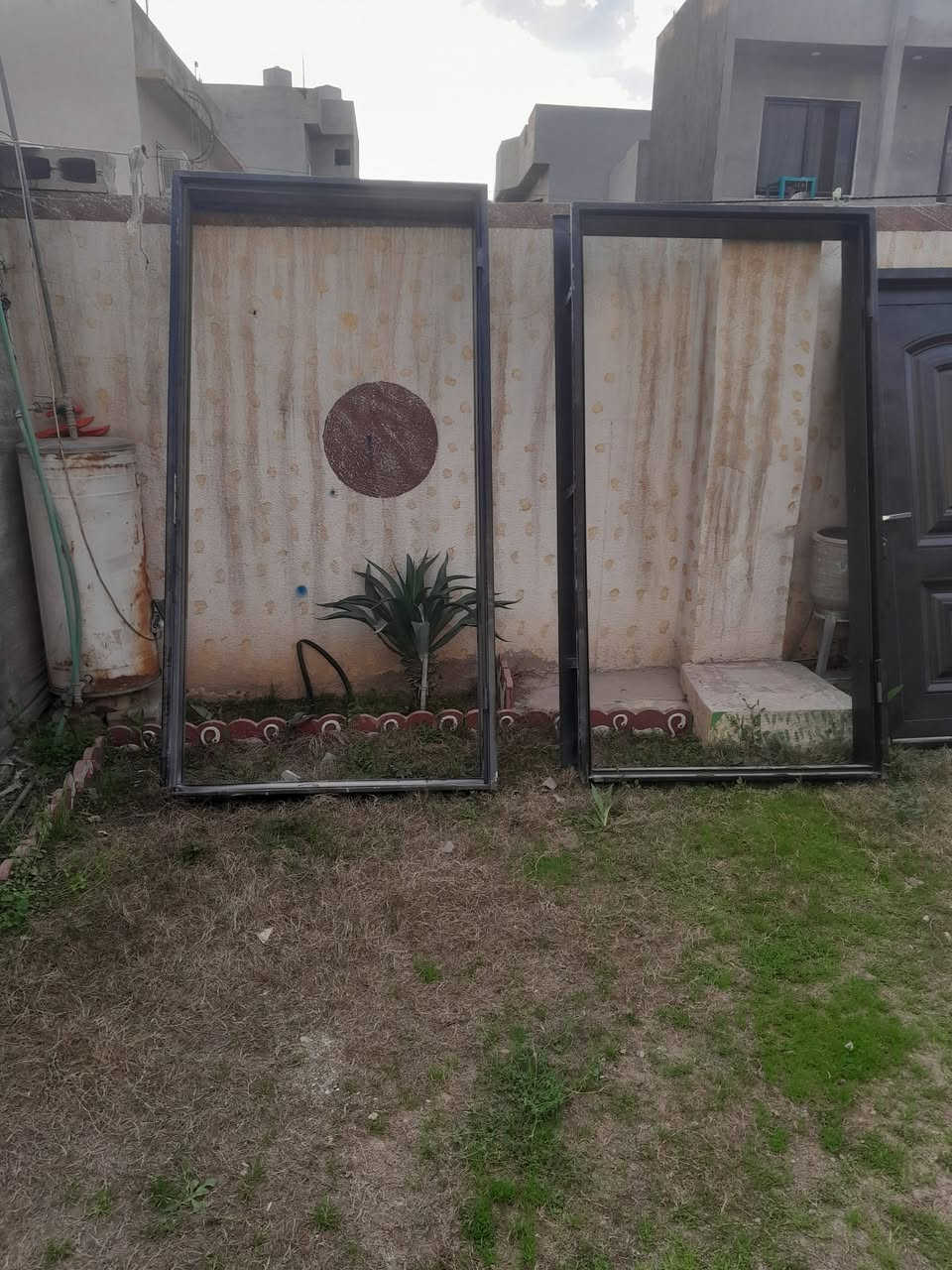 عدنا ٣ابواب حديد عدنا ٥ابواب خشب بعدهم جديد للبيع الي يريد هدا رقمي ***********
