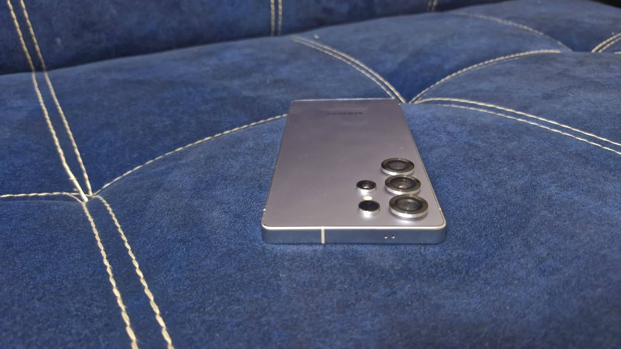 سلام عليكم 
 كامل ملحقاته S25 Ultra

الحالة العامة
جهاز استخدام بنت قليل جداً)، نظافة تامة والشغل عليه كلش طبيعي.

المواصفات والإصلاحات الشاشة تم تبديلها بـ أصلية وكالة جبال بعد سقطة.

الكاميرات الخلفية حالياً لا تعمل، لكن الأمامية شغالة 100% باتصالات الواتساب وكل التطبيقات.

* الذاكرة: 256 جيجابايت.

الملحقات

الكرتون الأصلي مع الكيبل الأصلي مالته. السعر : 900 ألف دينار وبيه مجال للشراي
*********** بصرة
