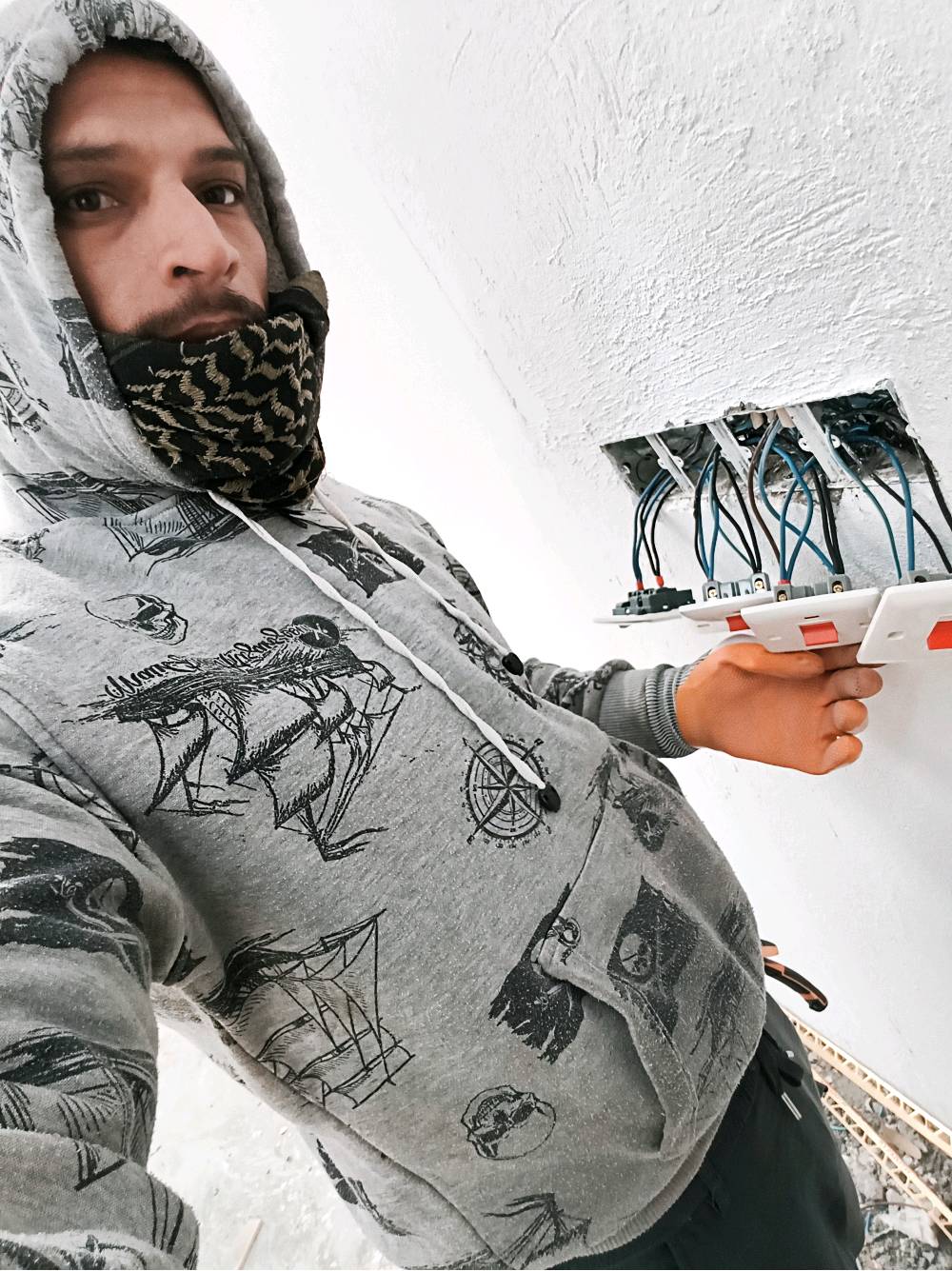 أقدم خدمات تأسيس وأعمال الكهرباء بشكل احترافي. أقوم بالتركيبات والتصليحات داخل الجدران والأسقف، وأضمن تنظيم الأسلاك بعناية. أستخدم مواد عالية الجودة لضمان أمان وكفاءة العمل. إذا كنت تبحث عن كهربائي موثوق به لتنفيذ المشاريع الجديدة أو التحديثات في منزلك، أنا هنا للمساعدة.