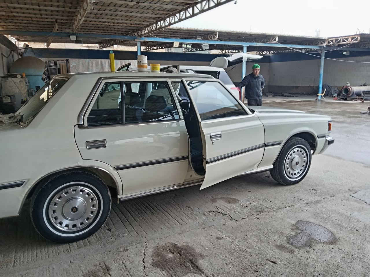 السلام عليكم ورحمه الله وبركاته اخوان كراون للبيع موديل 82 
سياره كلها عالشركه تبريد تدفئه رقم بغداد مشروع وطني شرط تحويل 

للأتصال
***********
***********
***********
