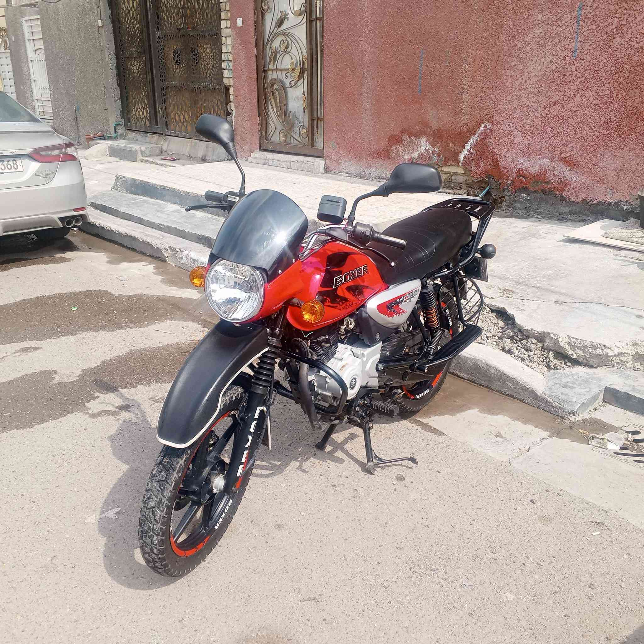 السلام عليكم 
دراجة بوكسر موديل 2022 لون احمر مرقم بغداد دولي لوحات عدد (٢) ماشية (٢٦الف) دراجة كلش حلوة على وضع الشركة محرك برغي مامفتوح بي كهربائيات كلهة شغالة 
ملاحظة مهمة ((الدراجة مامشتغلة نهائيا دلفري فقط استخدام شخصي))
السعر 2700 مليونين وسبعمية
بغداد حي البنوك ***********
