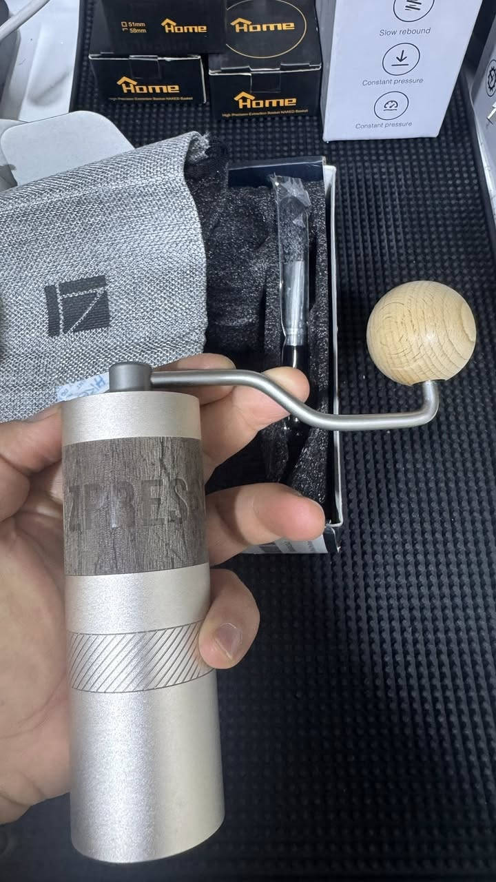 السلام عليكم
طاحونه يدويه ماركة
1Zpresso / Q2
جديده غير مستخدمه 
السعر 85 الف 
يوجد توصيل 
التواصل خاص


**إذا كنت صاحب هذا الإعلان وتريد حذفه لأي سبب، رجاءا أرسل رسالة إلى الدعم الفني**