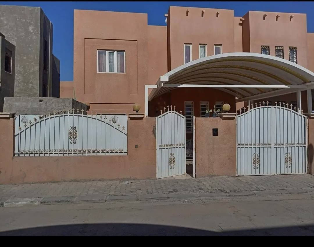 دار للبيع 
في مجمع السلام السكني /النجف
مساحه 200 متر طابقين
السعر ١٨٠ تدفع ١٠٠ مليون و٨٠ مليون طلب كل شهر ٥٨٠ الف
يرهم بيع ويرهم مراوس ببيت ١٠٠م طابقين حي النداء  
البناء الطابق الارضي غرفه وصاله واستقبال ومطبخ مع مجموعه صحيات داخليه وخارجيه بالاضافه الى حديقه اماميه وخلفيه وكراج سياره 
الطابق الثاني غرفتين وصاله ومجموعه صحيات وغرفه اظافيه 
للاستفسار يرجى التواصل على الواتساب او الاتصال على الرقم (*********** )
