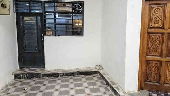 يا الله سلام عليكم بيت مساحة ١٥٠ متر ملك صرف سكني بناء حديث طابقين يحتوى على 
خمس عرف نوم 
حمامات عدد ٢ 
استقبال ٩في ٤
مطبخ 
صاله وكراج سياره 
العنوان المداىن منطقه الورديه قرب مجمع الحسن الطبي 
السعؤ ١٤٠ مليون للاستفسار الاتصال على الرقم 
***********
