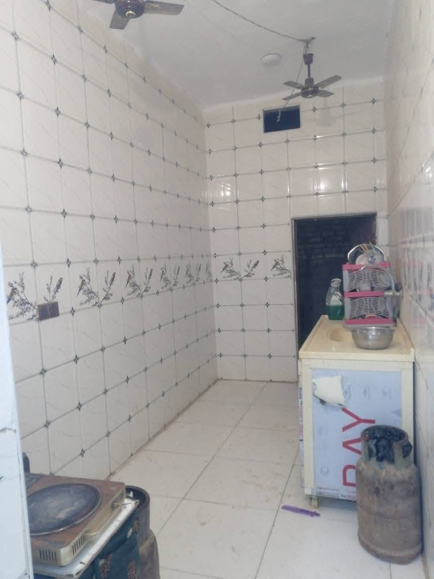 دار للبيع مساحته القطعه ٤٠٠ متر باني البيت ب٢٠٠ متر وباقي قطعه ٢٠٠ متر البيت بي غرفتين وصاله ومطبخ وبراني بناء طابوك جديد البيت جاهز ارضيه بورسلاين سراميك   حي عداي مقابل حي الصناعي أكثر استفسار على رقم ***********(ملاحضة نوع العقار زراعي زراعي)
