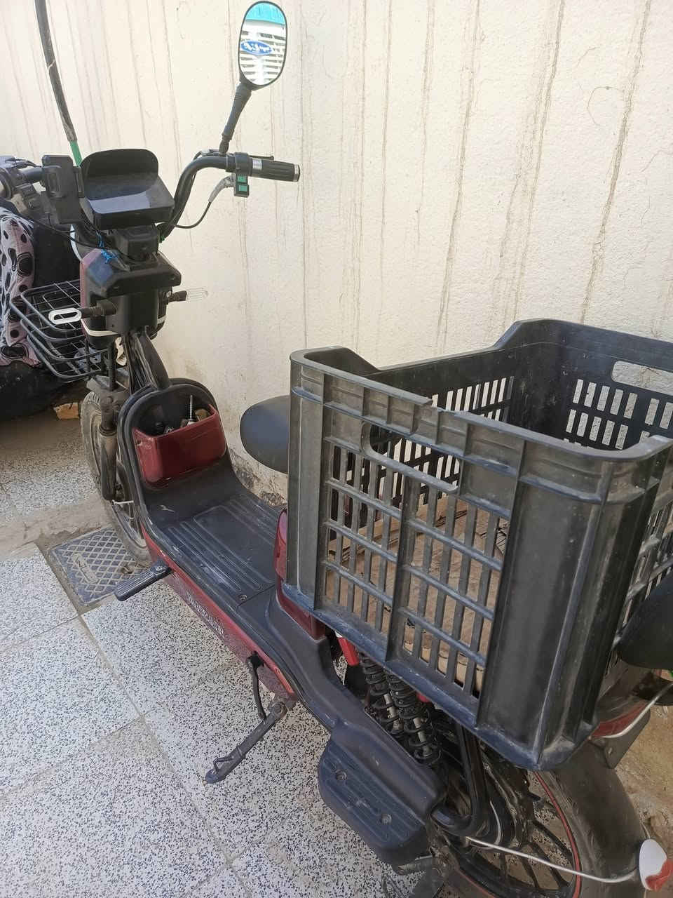 السلام عليكم، دراجة شحن للبيع سرعة90، بطاريات جديده استخدام 4 اشهر فقط سعرها 500 وبيها مجال 
تواصل واتساب، ***********.
