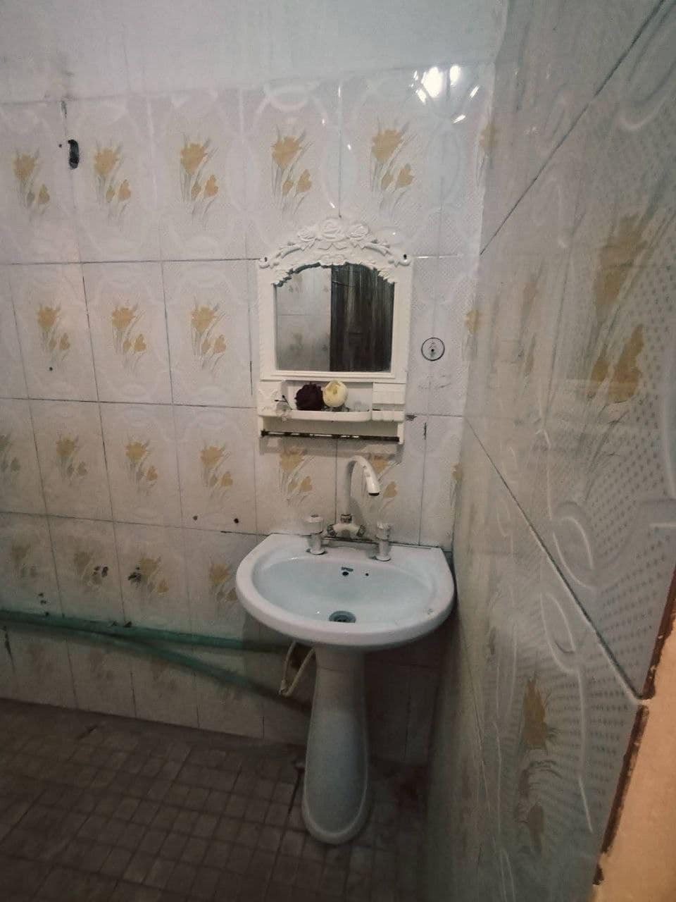 بيت للايجار
طابقين في الجنينه قرب السوگ
المساحة 220 متر

يحتوي 4 غرف نوم
توجد غرفة جبيرة طولها 9 متر

مطبخين
حمامات ومرافق
استقبال
ديوانية
كيزر ماطور
كراج للسيارة
حديقة السعر 900
***********
